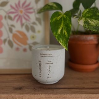 Počasí jako stvořené pro zachumlání se s knížkou do deky. Vnímat přítomný okamžik všemi smysly — vůni, dotek, klid. Stačí...