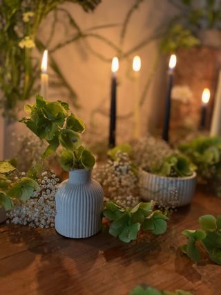 Čisté linie, surový beton a křehká krása květin. Naše ručně vyráběné svícny jsou víc než jen doplňkem – vytváří atmosféru,...
