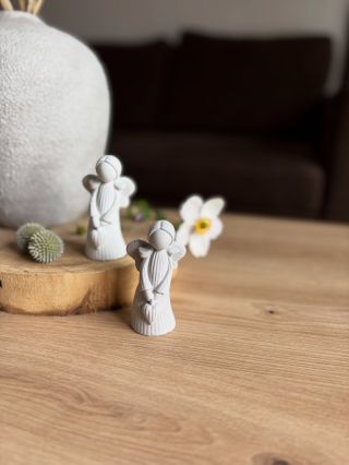 Malí andílci, kteří tiše stráží klid našeho domova. ✨ Někdy stačí jen drobnost, která připomene, že i v obyčejném dni se...