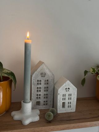 ✨ Betonová poezie v jednoduchosti ✨ Ručně odlévané domečky z betonu, které vytvářejí útulnou atmosféru – ať už s plamínkem...